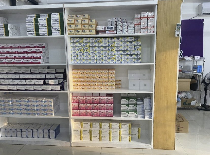 Shelving with Folimor and other Rojanzar-distributed products